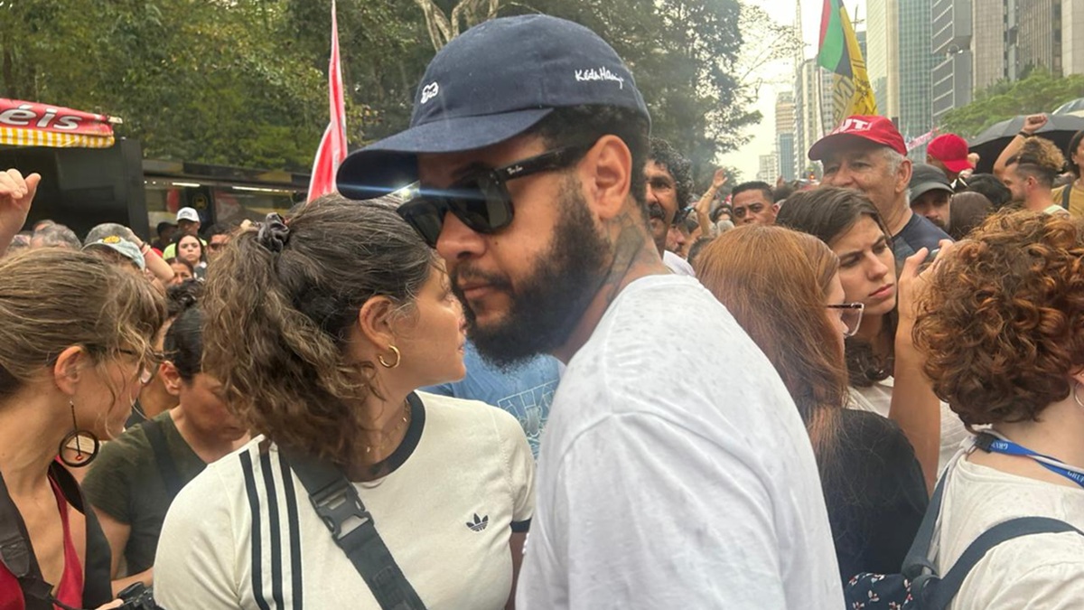 Momento em que Emicida chegou ao ato/Bruno Hoffmann