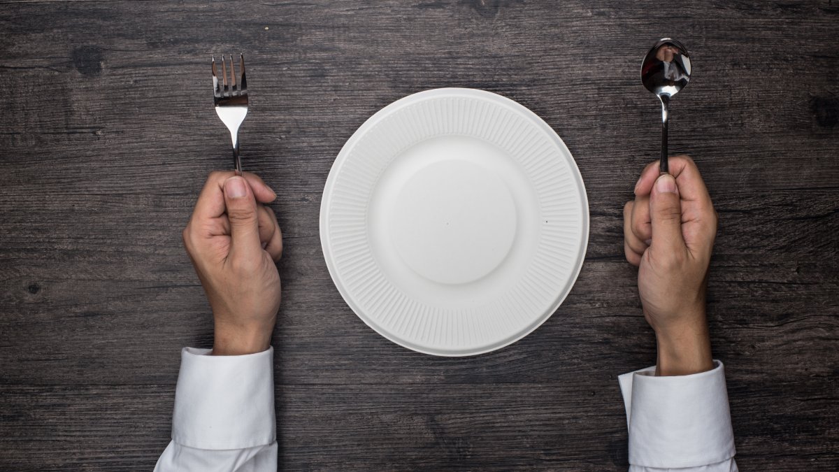 Mãos sobre a mesa são um bom sinal de comportamento à mesa.