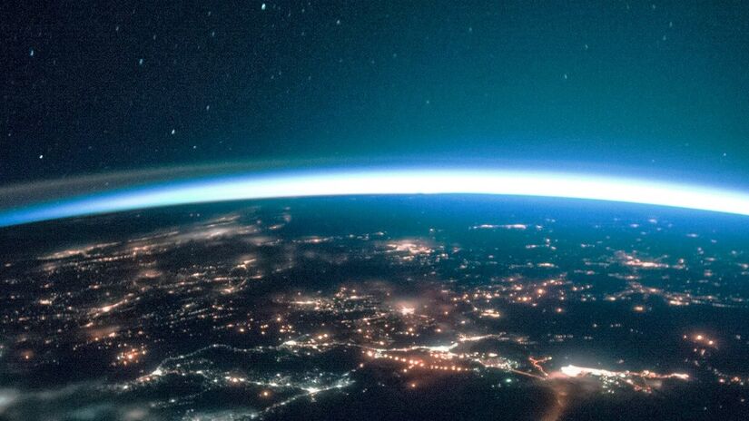 Sua rotação é influenciada pelo campo magnético e interações gravitacionais com o manto terrestre - (Freepik)