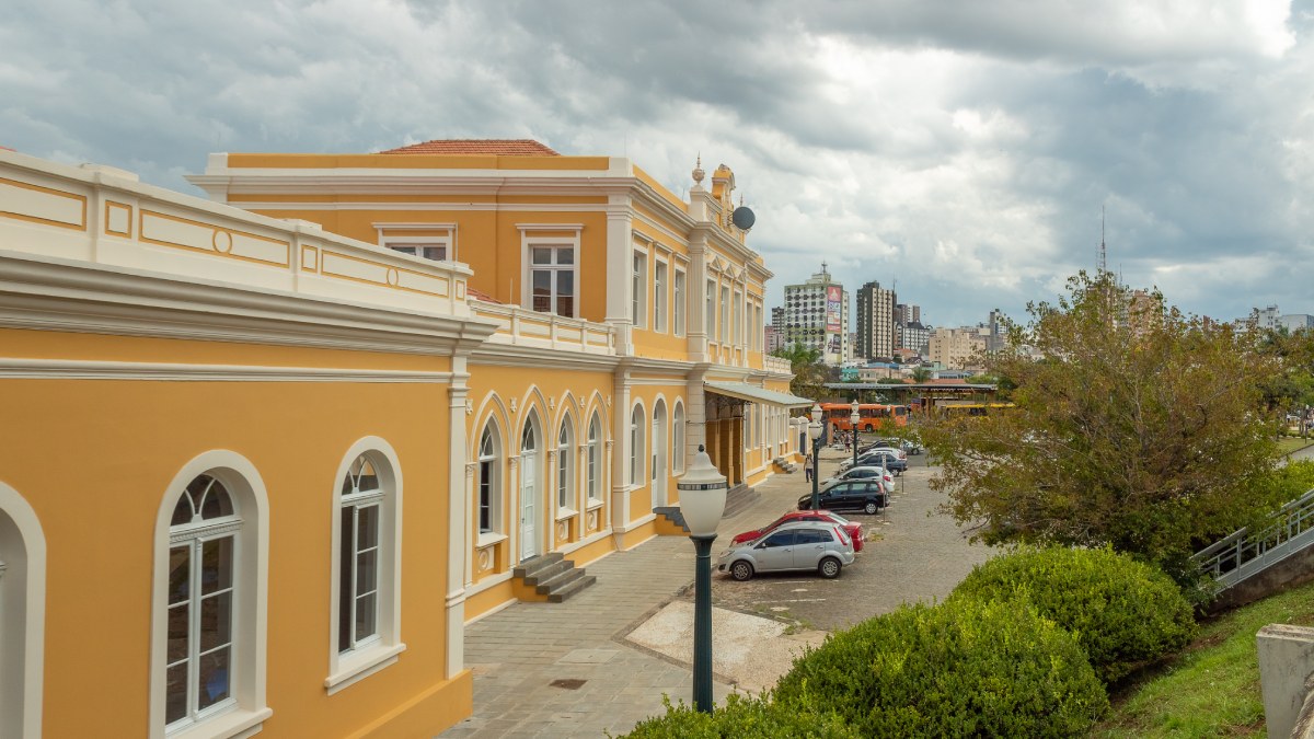 Um dos grandes orgulhos da cidade é a Universidade Estadual de Ponta Grossa (UEPG), que oferece cursos de excelência e promove pesquisas com impacto regional. 