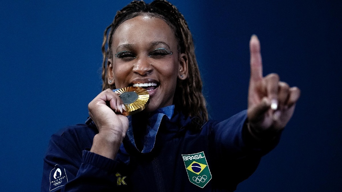 As ginastas Rebeca Andrade (março) e Simone Biles (maio), também equilibram a tese - (Alexandre Loureiro/COB)