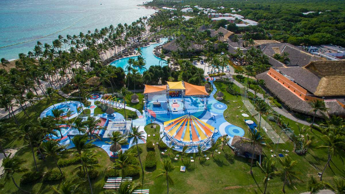 Resorts misturam experiência premium com ambiente paradisíaco. Imagem: Ila Mae Thie/Wikimedia Commons