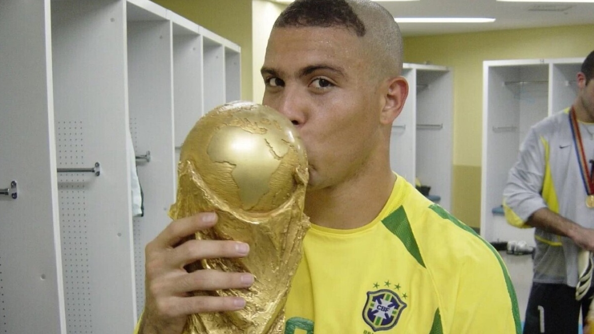 Maior vencedor brasileiro da Bola de Ouro, Ronaldo Fenômeno se junta a outros quatro atletas com dois prêmios do evento em suas prateleiras - (Divulgação/CBF)