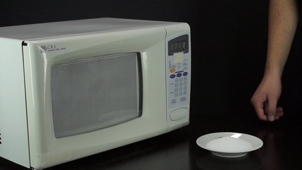 Esse truque pode ajudar a manter limpo seu micro-ondas. Imagem: Youtube HomeArt TV