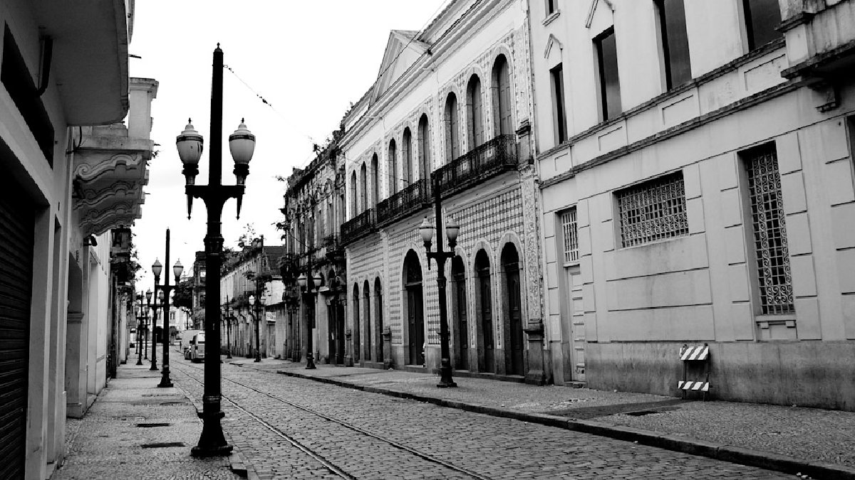 É uma cidade histórica, mas que se moderniza. Imagem: Evandro Sudre/Flickr