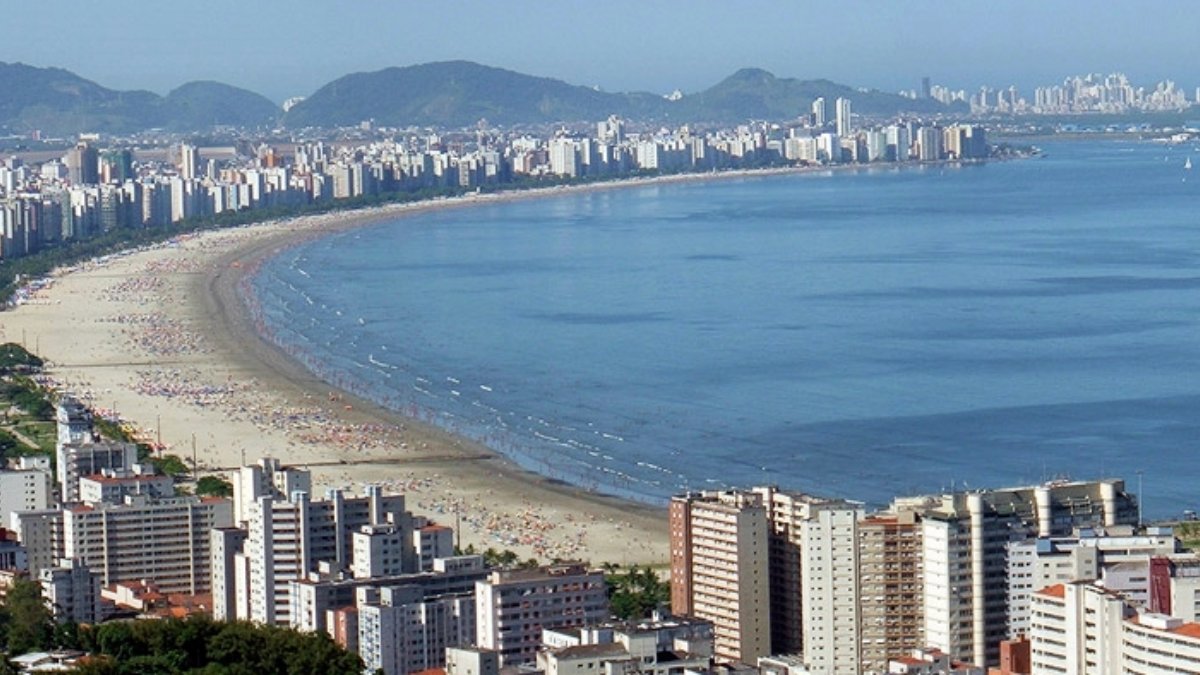 População de Santos: 430 mil habitantes.