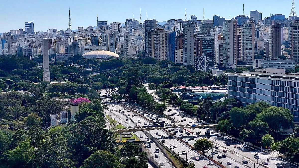 São Paulo é uma megalópole, mas ainda possui áreas verdes. Imagem: Daniel Whistler/Wikimedia Commons