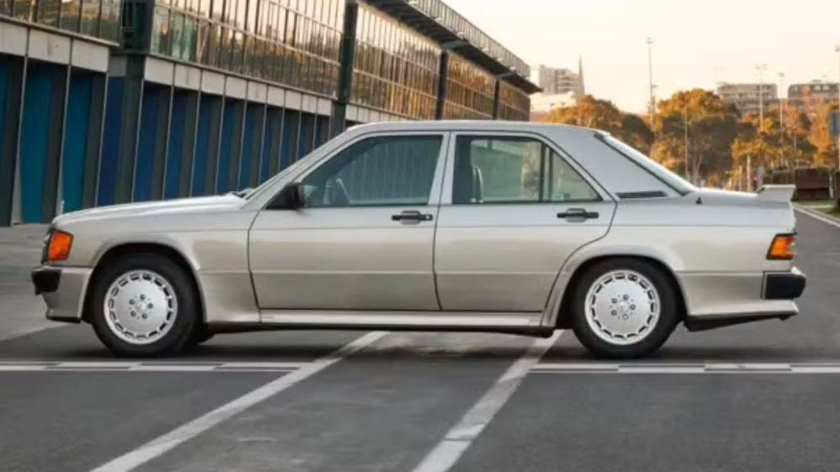 Carro vai de 0 a 100 km/h em 7,5 segundos, com velocidade máxima de até 230 km/h /Reprodução/RM Sotheby's