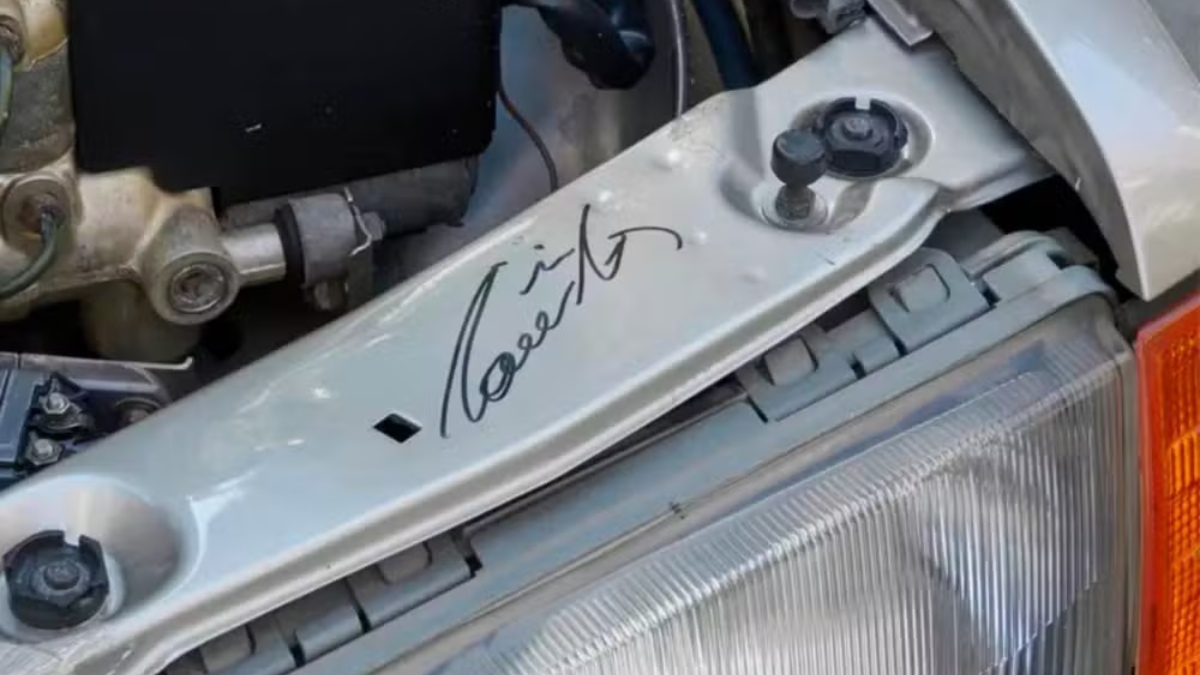 Carro traz a assinatura de Niki Lauda no cofre do motor, além do documento que comprova a aquisição /Reprodução/RM Sotheby's