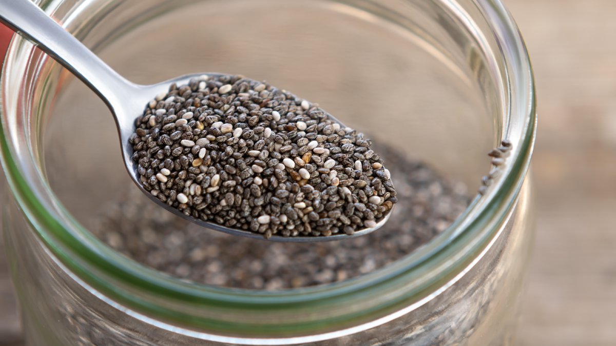 A chia beneficia a saúde ao melhorar o trânsito intestinal, auxiliar no controle do peso pela saciedade que promove, regular o açúcar no sangue, fortalecer ossos e o sistema imunológico, além de contribuir para a saúde do coração com seu ômega-3 e propriedades antioxidantes. Rico em fibras, proteínas e minerais como cálcio e magnésio, o consumo de chia, que deve ser acompanhado por uma boa hidratação, pode ser um excelente aliado numa dieta equilibrada. Fotos: Reprodução/Freepik