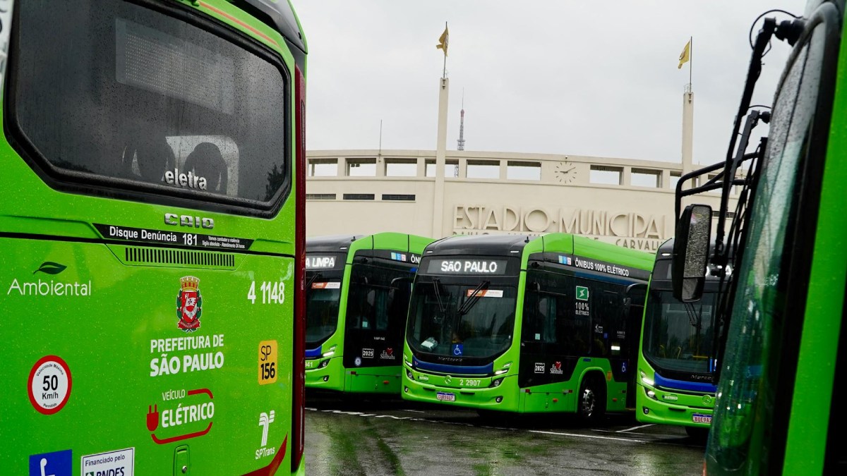 Gestão municipal anunciou, em 2023, que até 2024, 20% da frota de ônibus seria movida a eletricidade. /Foto: Sergio Barzaghi/Secom