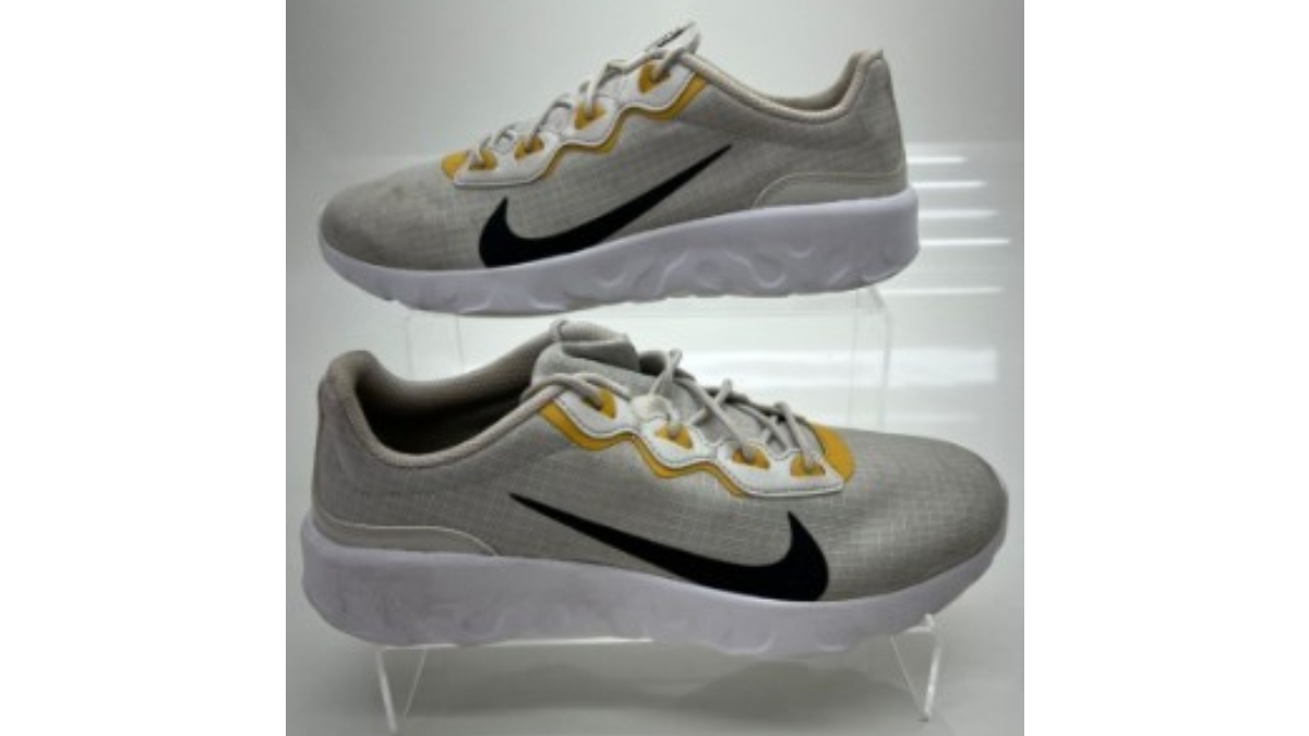Tênis Nike Original Explore Strada Light Bone/Black N°42 R$ 250. /Fotos: Divulgação