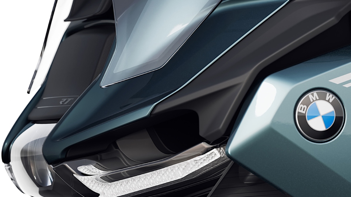 Sistema Dynamic Chassis Adaption (DCA), que ajusta automaticamente as suspensões dianteira e traseira conforme o terreno.