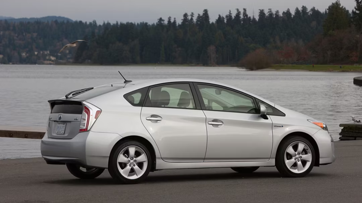 O carro possui 2,70 metros entre os eixos e conta com um espaço para cinco adultos e um porta-malas de 445 litros - (Divulgação/Toyota)