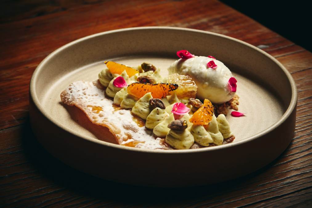 Tuy Cocin - Cannoli Espalmado e Pistache (R$ 49) vem acompanhado de sorvete de torrone, tangerina e caramelo. Foto: Divulgação/Rodolfo Regini