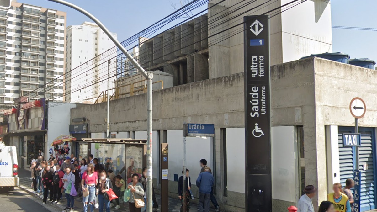 No começo da operação comercial, o sistema de metrô funcionava apenas segunda a sexta-feira, em uma carga horária de quatro por dia (das 9h às 13h), ficando fechado para o público nos fins de semana - (Reprodução/Google Street View)