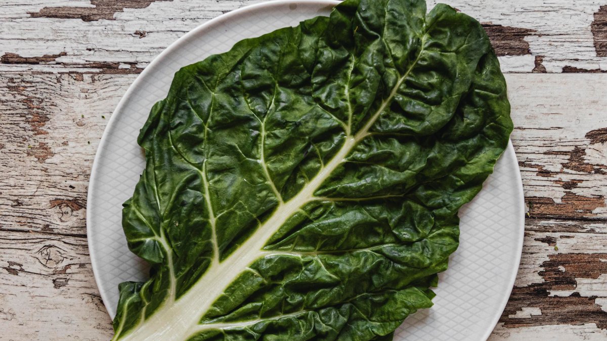 Folhas verdes (espinafre, couve): ricas em antioxidantes e vitamina E, que protegem tecidos articulares