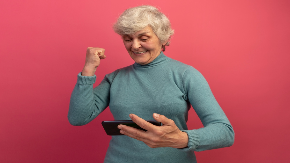 Uma aposentada de 83 anos acreditou ter mudado de vida ao ganhar 71,5 milhões de euros, aproximadamente R$ 454 milhões, na loteria (Fotos: Freepik)
