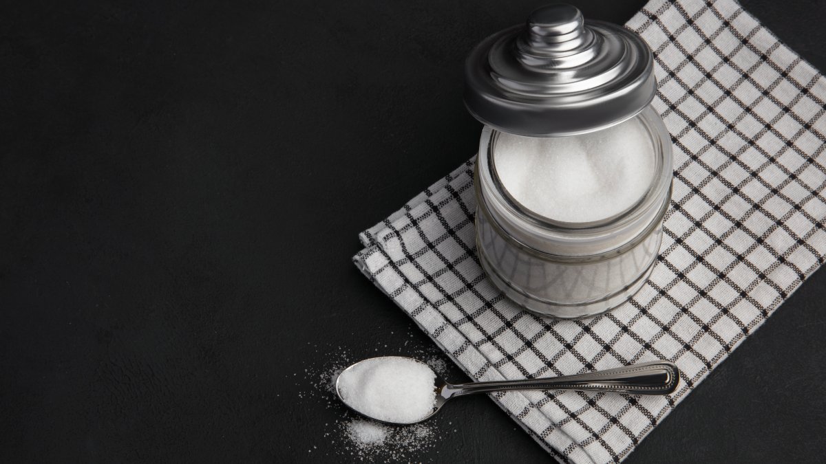Jogue de duas a três colheres de bicarbonato diretamente na bacia do vaso sanitário. Aos poucos, o produto irá neutralizar os odores e soltar a sujeira acumulada.