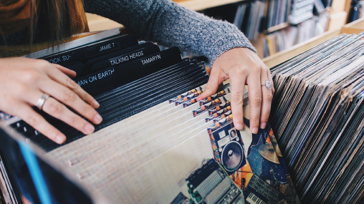 não faltam exemplos de romances na ficção que começaram em lojas de discos. Imagem: PxHere
