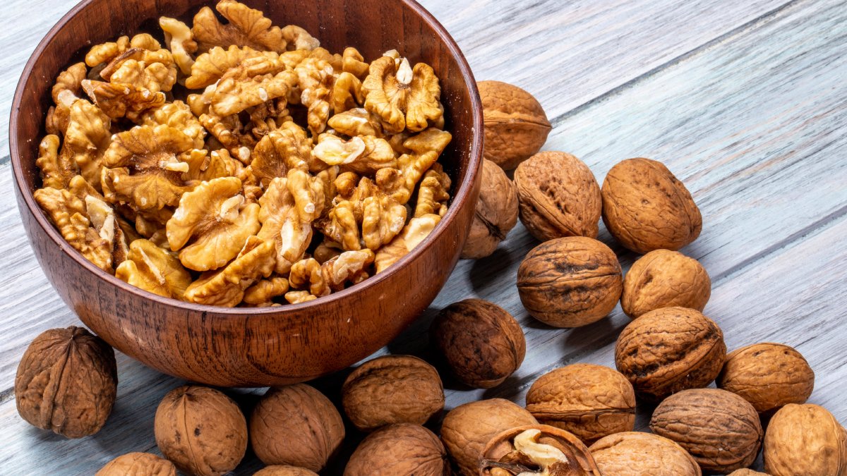Nozes e amêndoas, fontes de vitamina E e antioxidantes que ajudam na função cognitiva.