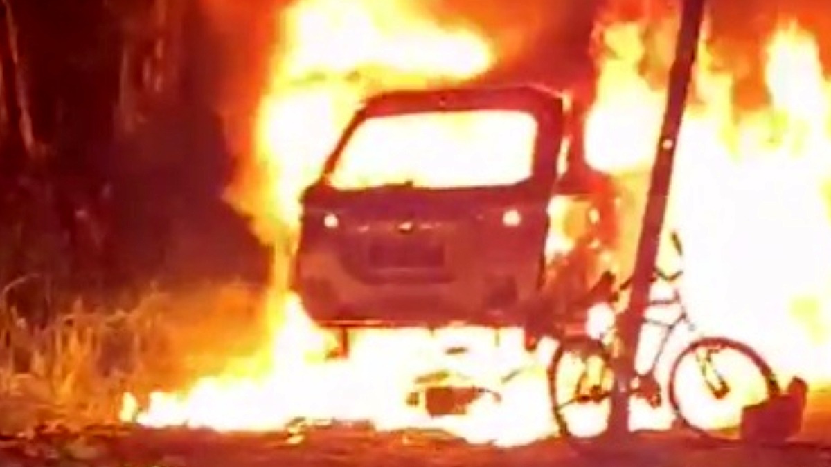 Carro usado pelos criminosos foi incendiado, mas ainda assim foi feita a perícia no veículo/ Reprodução