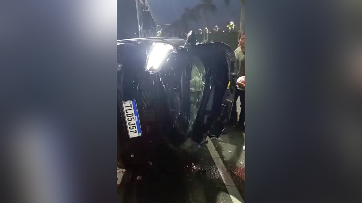 O carro em que o ex-delegado estava bateu em um ônibus e tombou ao fugir dos criminosos. Em seguida, homens com máscara e colete à prova de balas descem do carro que o perseguiam e o executam com cerca de 20 tiros de fuzil / Reprodução