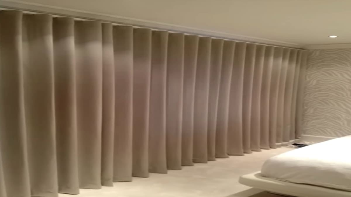 As cortinas trazem privacidade e praticidade ao lar - reprodução/YouTube