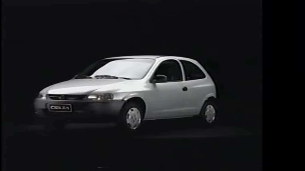 Chevrolet Celta (2000 - 2015) Voltado ao público que buscava economia e praticidade, o Celta foi produzido por 15 anos e superou a marca de 1,8 milhão de unidades vendidas. Criado sobre a base do Corsa, o modelo marcou a década de 2000 como uma das principais apostas da Chevrolet para o segmento de entrada. Reprodução/divulgação Chevrolet
