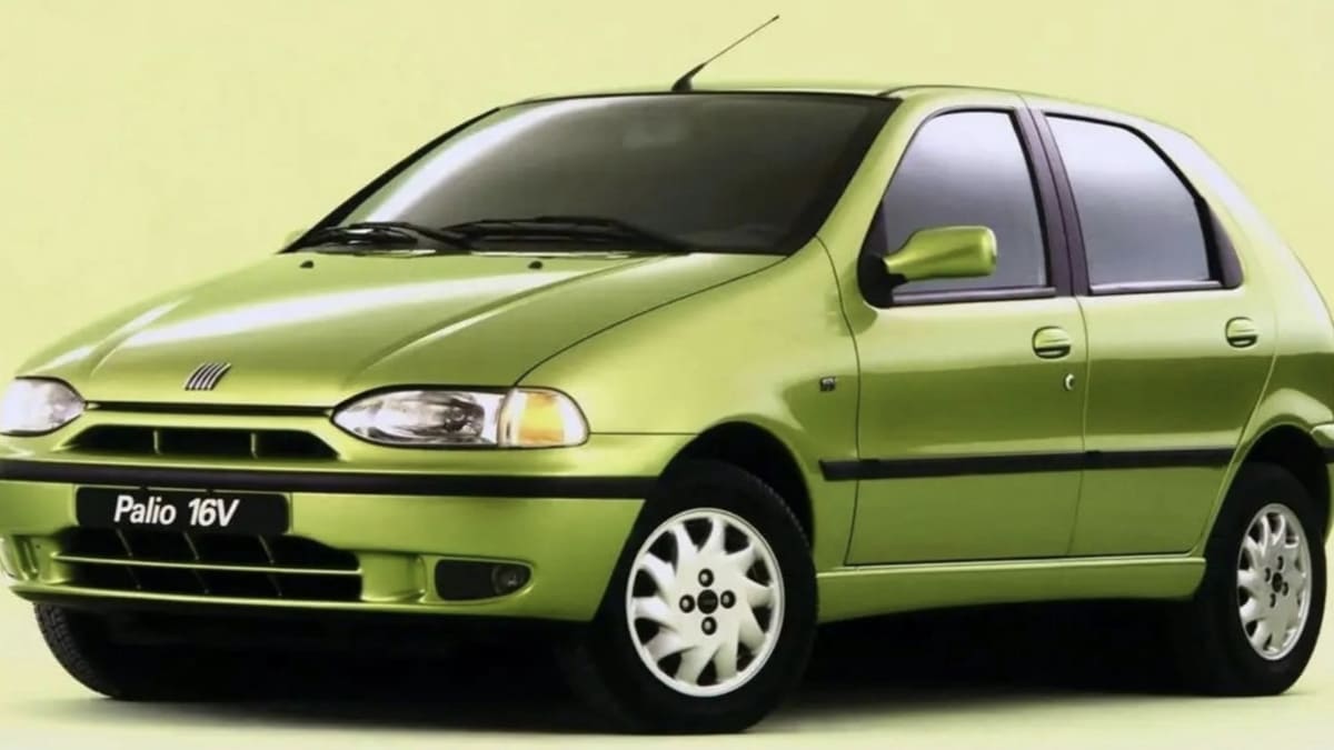 Fiat Palio (1996 -2017) Desenvolvido para disputar espaço com o Gol, o Palio se destacou por sua versatilidade e múltiplas versões ao longo do tempo. Entre 1996 e 2017, alcançou mais de 2,5 milhões de unidades vendidas, figurando entre os compactos mais populares da história brasileira. - Reprodução/ foto divulgação da Fiat