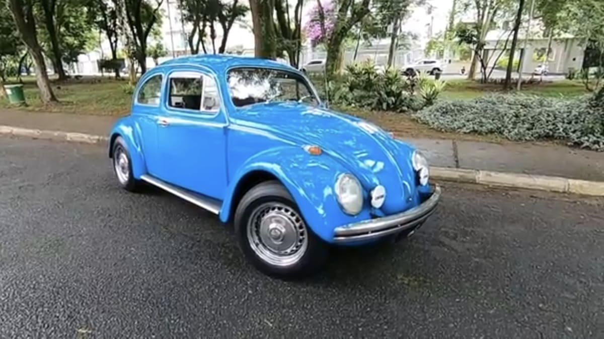 Volkswagen Fusca (1959 -1996, retomado entre 1993 -1996) Símbolo da história automotiva nacional, o Fusca foi produzido de forma contínua entre as décadas de 1950 e 1990, retornando por um breve período nos anos 1990. No total, ultrapassou a marca de 3 milhões de unidades fabricadas no país, conquistando gerações. - Reprodução/YouTube: Garagem do Bellote