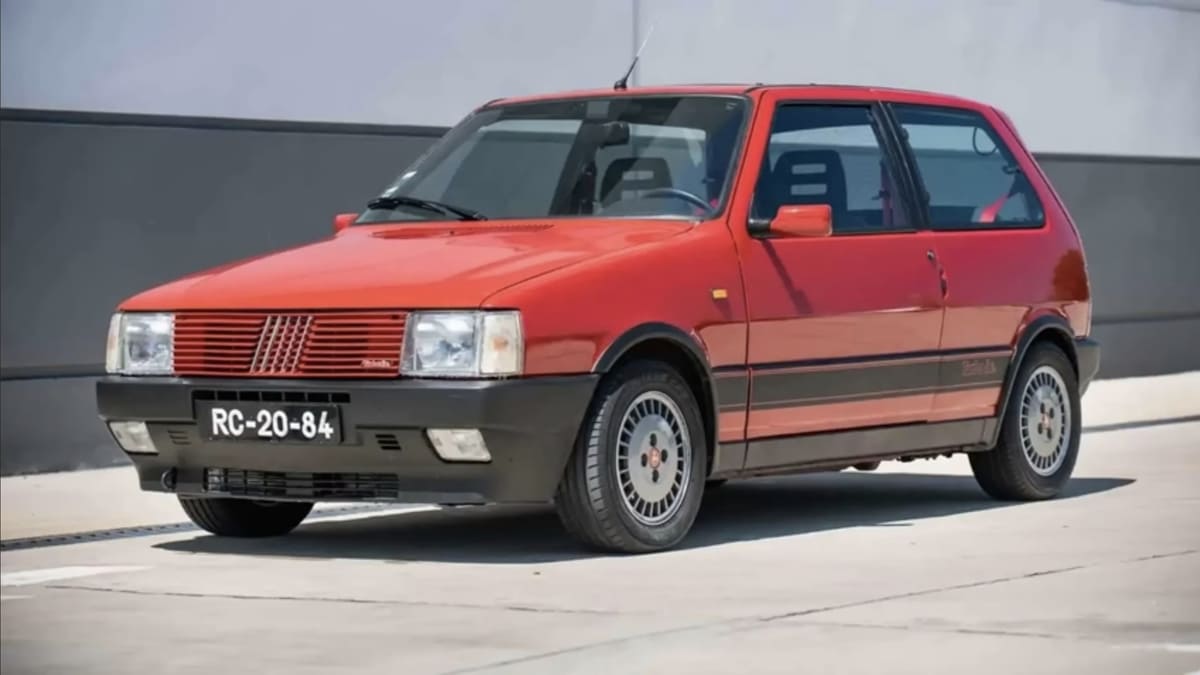 Fiat Uno (1984 - 2021) Lançado nos anos 1980, o Uno rapidamente caiu no gosto popular graças ao consumo baixo e à manutenção simples. Em quase quatro décadas de fabricação, vendeu mais de 3,2 milhões de unidades, consolidando-se como um dos pilares da Fiat no Brasil. - Reprodução/YouTube: Garagem do Bellote