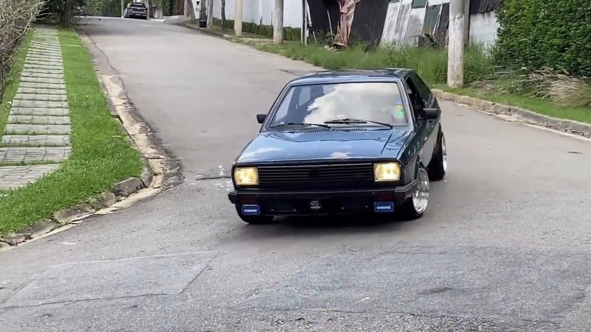 Volkswagen Gol (1980 - 2022): O Gol se consagrou como o automóvel mais vendido do país, acumulando mais de 6,1 milhões de unidades em sua trajetória. Produzido por mais de quatro décadas, o modelo tornou-se sinônimo de robustez e acessibilidade, liderando as vendas brasileiras por 27 anos consecutivos. - Reprodução/YouTube: Garagem do Bellote