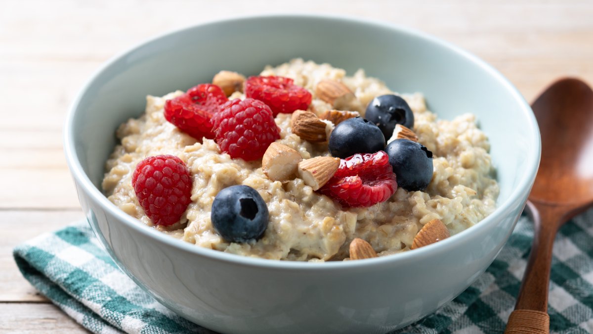 Cereais integrais: Aveia, pães, massas e arroz integrais são fontes de fibras que ajudam a diminuir a absorção de colesterol. Você pode unir esses cereais a frutas vermelhas que ão ricas em antioxidantes e fibras.