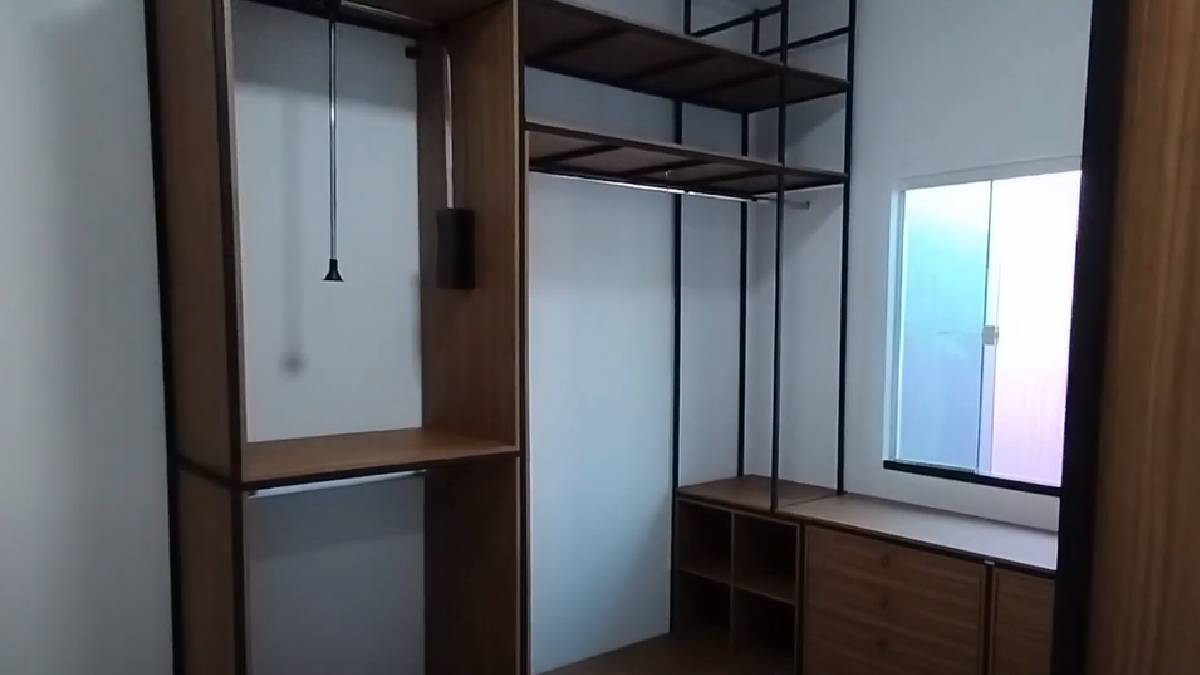 O aço usado em móveis é altamente reciclável e pode ser reaproveitado inúmeras vezes | Reprodução YouTube | MarluceAlmeida Poc Design