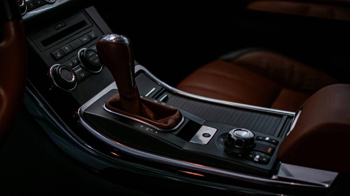 O câmbio automático permite que o motorista deixe as duas mãoes no volante o tempo todo, o que aumenta a segurança | Olivie Zemanova | Unsplash