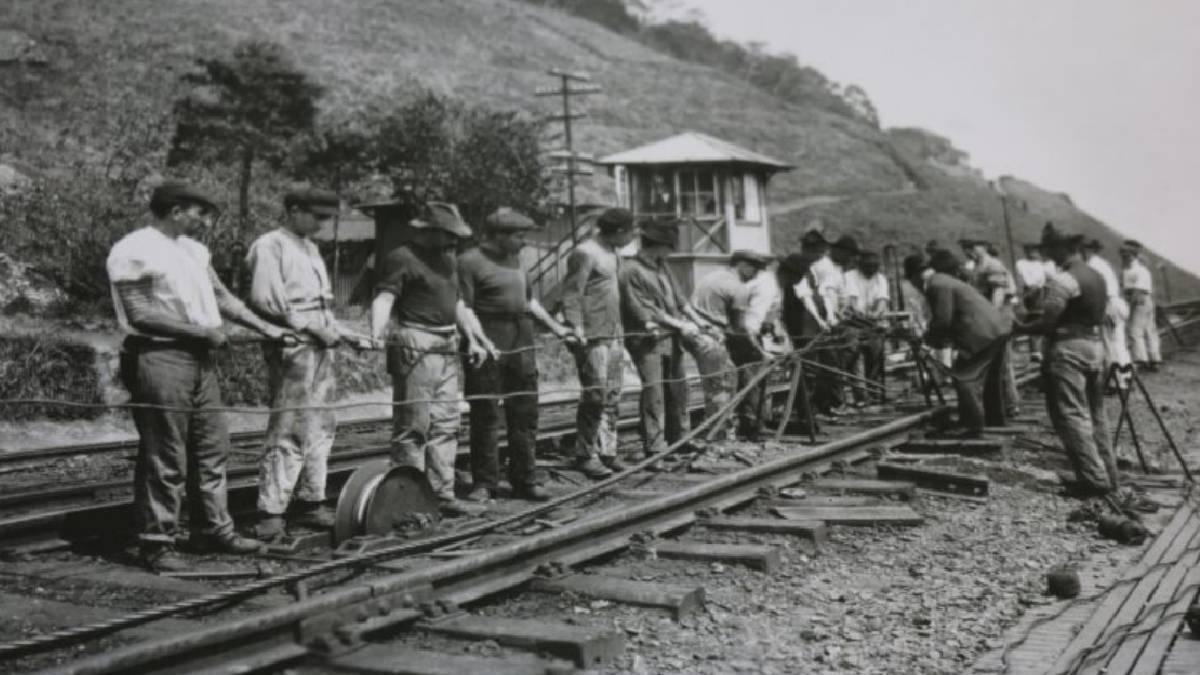 Trabalhadores da SPR emendam cabo de aço do sistema funicular | Divulgação | MRS