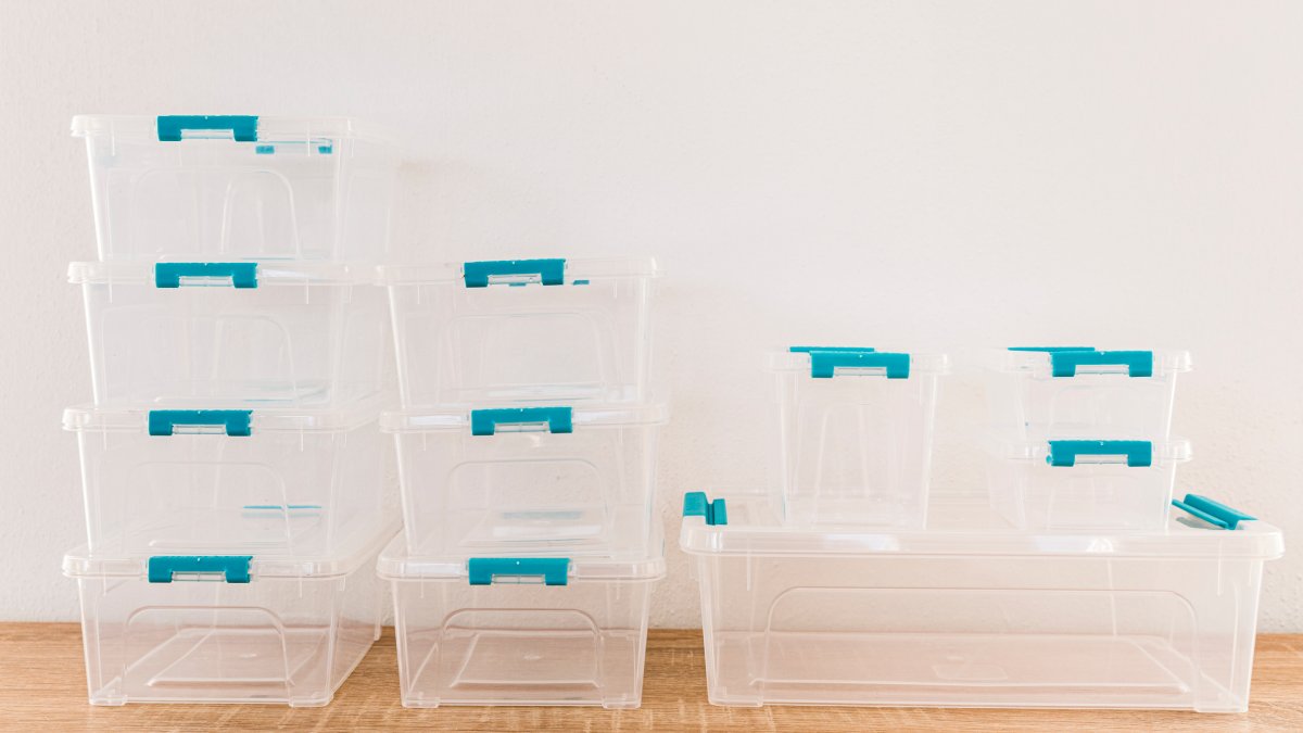 Outras dicas para manter a casa limpa e organizada: Caixas, cestos e prateleiras são essenciais para categorizar e guardar itens. Use organizadores em armários e gavetas (divisórias, colmeias) para manter tudo em ordem e fácil de encontrar. Aposte no armazenamento vertical (prateleiras, nichos) para otimizar o espaço, especialmente em casas pequenas.