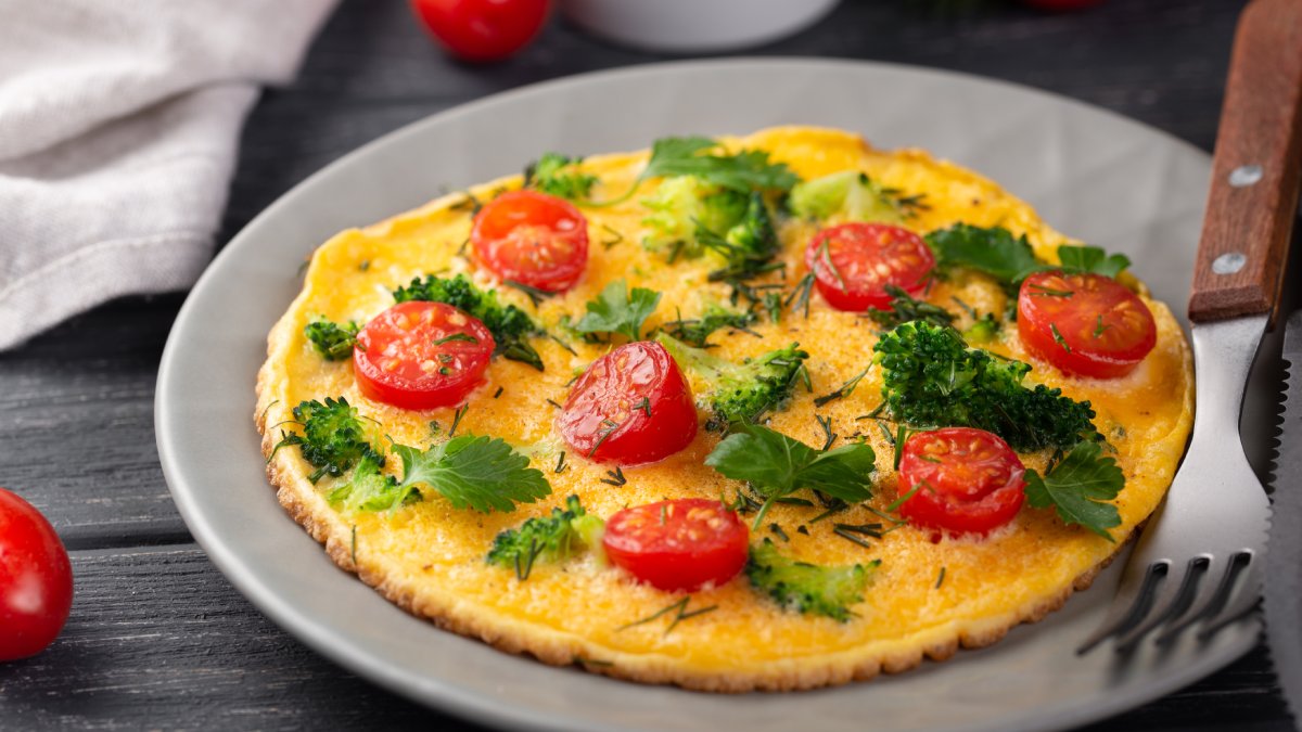 Omelete: bata os ovos e sal com um garfo e despeje no fundo de uma frigideira antiaderente, em fogo médio. Frite por 3 minutos, levantando as beiradas com m garfo para o ovo cru escorrer. Vire o ovo e frite até dourar. Fotos: Freepik