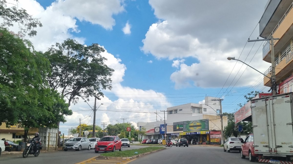 Além de Serra da Saudade, o Brasil, possui outras três cidades com menos de mil habitantes Anhanguera (GO): fica em segundo lugar, com 913 habitantes.