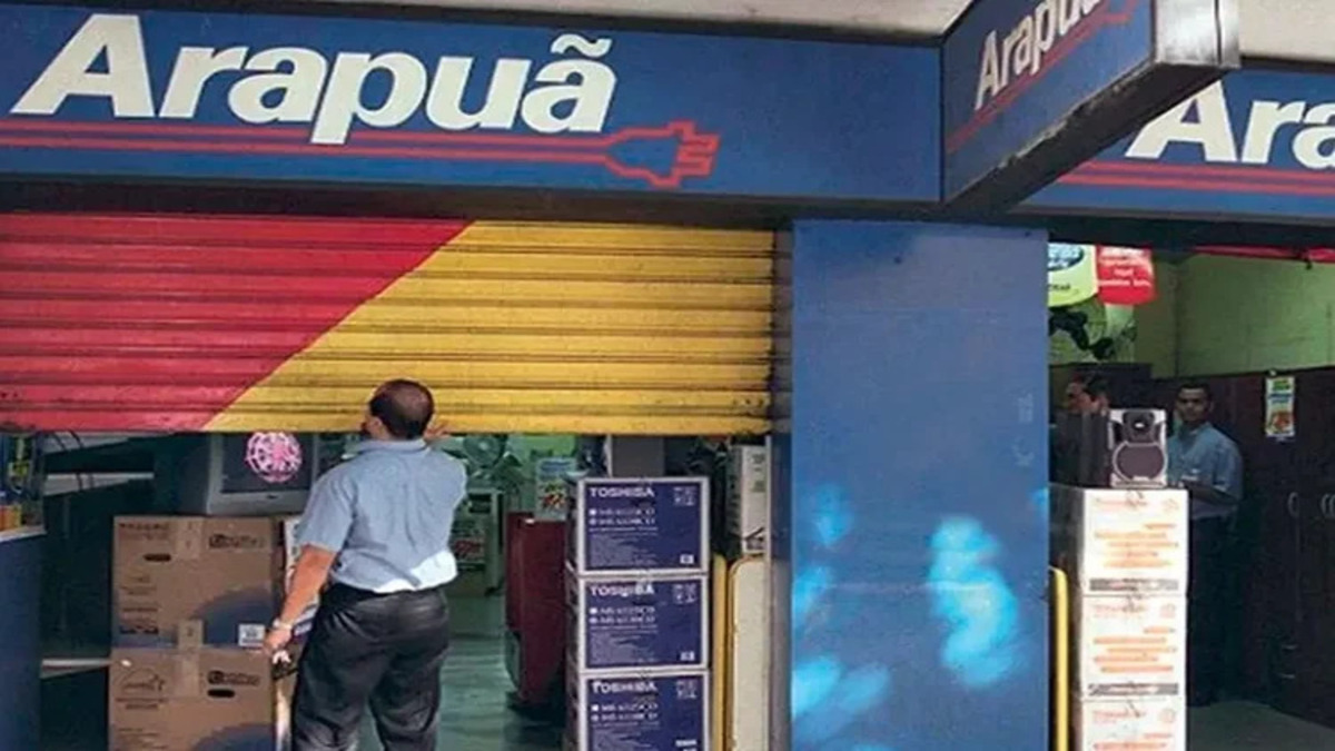 Arapuã: a gigante do varejo que não resistiu As Lojas Arapuã foram uma das maiores redes de eletrodomésticos do Brasil, com 265 unidades e mais de 2 mil funcionários. Seu jingle "Arapuã, ligadona em você" ficou na cabeça de gerações inteiras. Em 2009, o STJ decretou sua falência após a empresa não conseguir comprovar a viabilidade de recuperação financeira. Foto: Divulgação