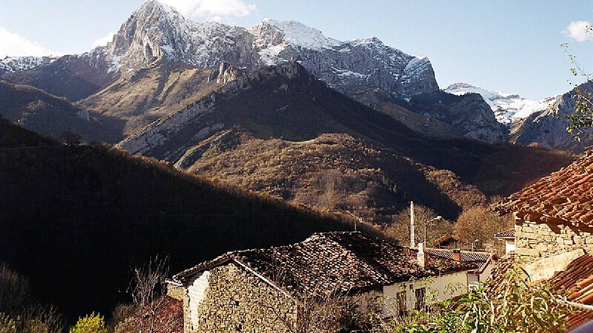 Pongo fica no meio das montanhas. Imagem: Wikimedia Commons