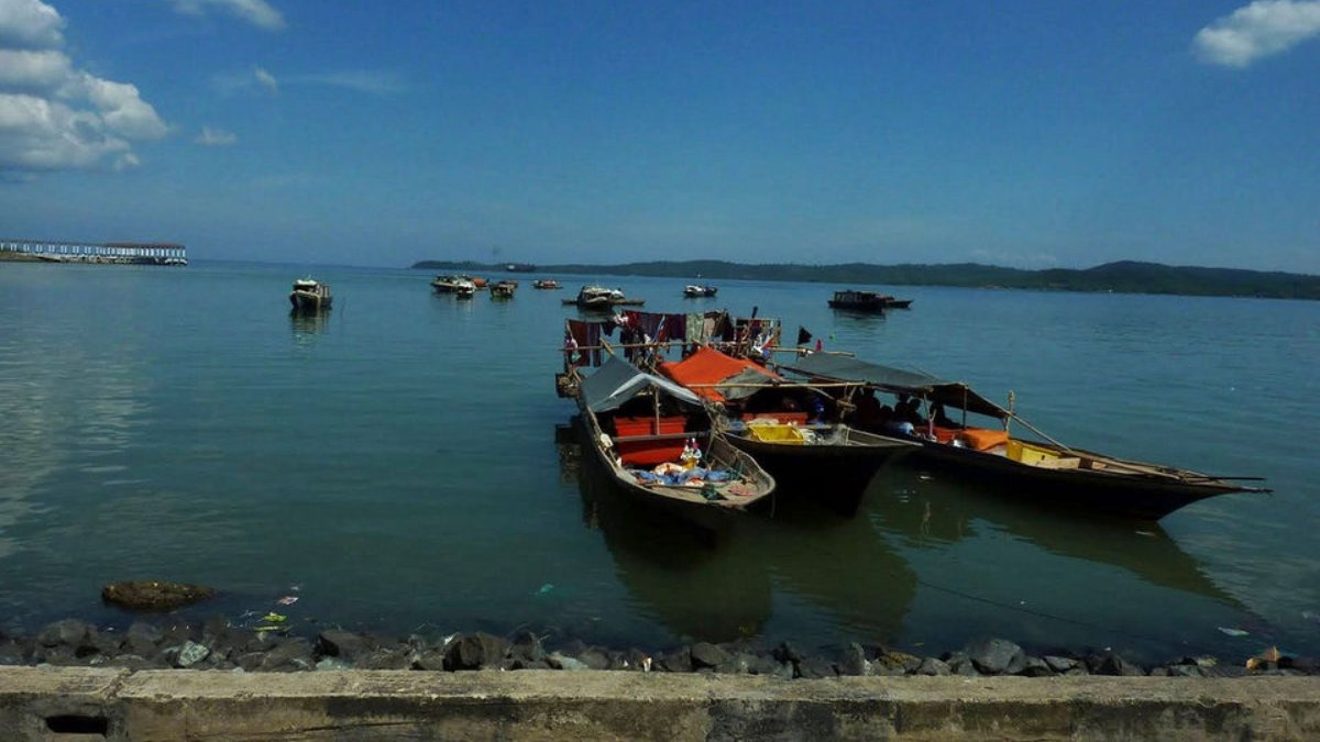 As casas do povo Bajau são tradicionalmente casas-barcos, que servem tanto como moradia quanto como transporte (Foto: Torben Venning/Wikimedia Commons)