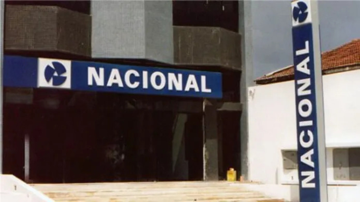Banco Nacional: o boné de Ayrton Senna e o símbolo de uma era Impossível falar do Banco Nacional sem lembrar de Ayrton Senna. O piloto usava o icônico boné azul com a marca estampada, o que a transformou em um dos maiores símbolos do automobilismo brasileiro. "A imagem que temos de um banco é de algo ruim, que nos cobra no final de cada mês, mas o Nacional conquistou uma posição interessante", avaliou Marcelo Boschi, professor da ESPM-RJ, em entrevista ao Mundo do Marketing. O banco entrou em crise em 1994 e, um ano depois, teve seus ativos transferidos para o Unibanco após uma intervenção do Banco Central. Foto: Facebook