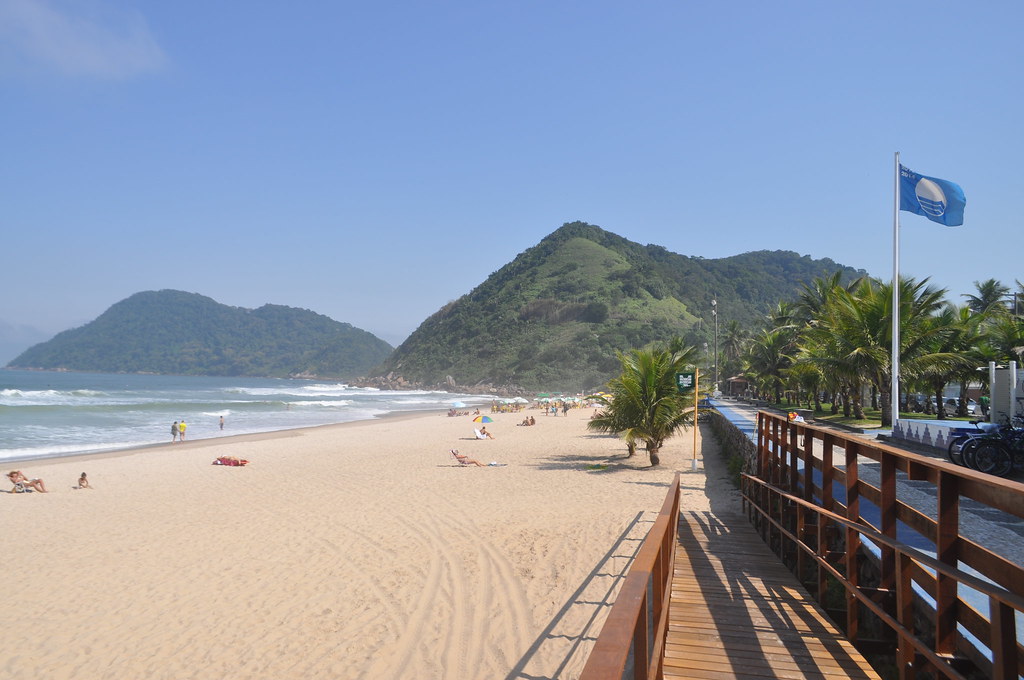 Com 856 metros de extensão, a Praia do Tombo é conhecida por suas ondas fortes e constantes/PMG