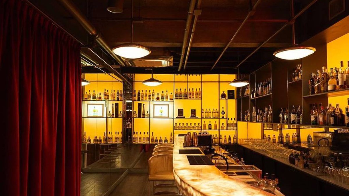 Bar do Cofre Subastor: luxo e história no farol santander Dentro do antigo cofre de um banco, no subsolo do Farol Santander, está um dos bares mais elegantes da cidade. O SubAstor mantém o charme original do local, com portas de aço e iluminação intimista. No cardápio, drinques artesanais e petiscos sofisticados garantem uma noite inesquecível. Terça a domingo (horários variados) Rua João Brícola, 24 Centro Histórico Foto: Divulgação