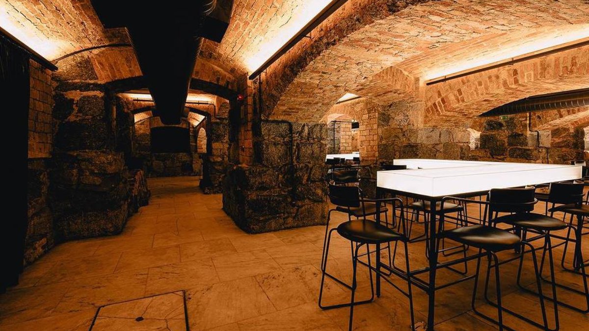 Bar dos Arcos: drinques e mistério sob o theatro municipal Nos corredores subterrâneos do Theatro Municipal, o Bar dos Arcos encanta quem busca um programa diferente. O ambiente mistura história e design, com paredes de tijolos à vista e iluminação suave. Inspirado em "O Iluminado", de Kubrick, o bar tem coquetéis autorais e pratos para todos os gostos de veganos a carnívoros. Terça a sábado, das 18h à 1h (varia conforme o dia) Praça Ramos de Azevedo, s/n República Foto: Divulgação