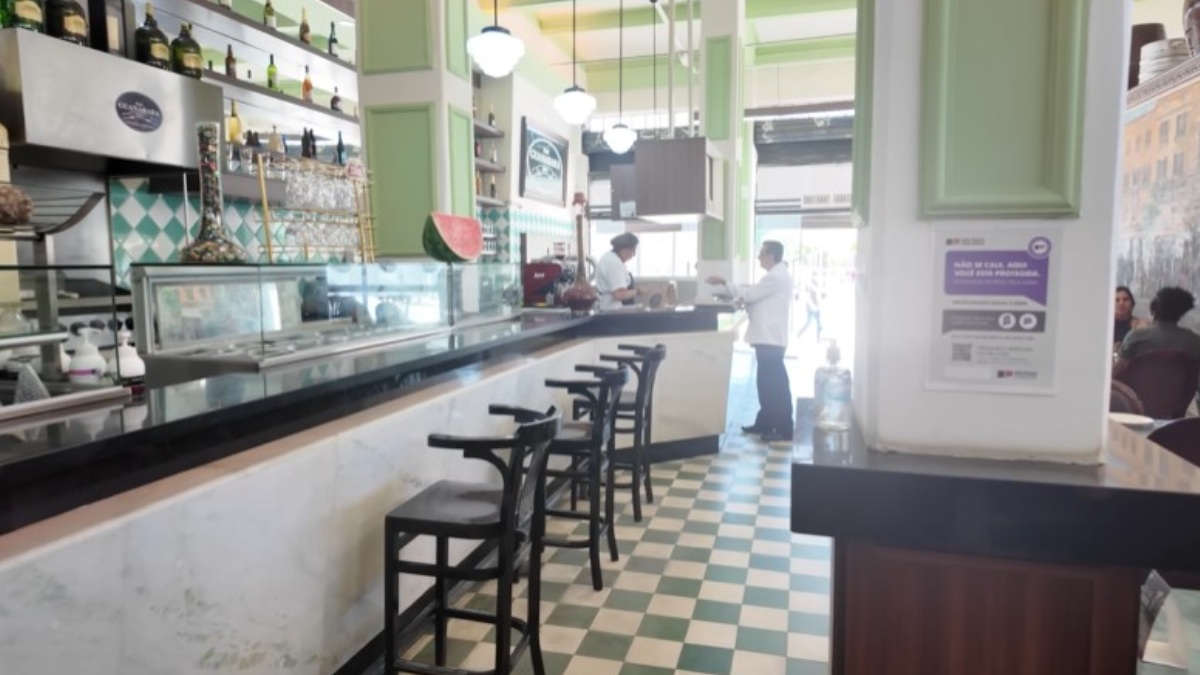 Essas histórias se misturam ao ambiente simples e acolhedor, onde o tempo parece andar mais devagar. Entre os personagens que dão vida ao local está Vavá do Bixiga, garçom da casa há mais de 40 anos e uma verdadeira memória viva do Guanabara.
