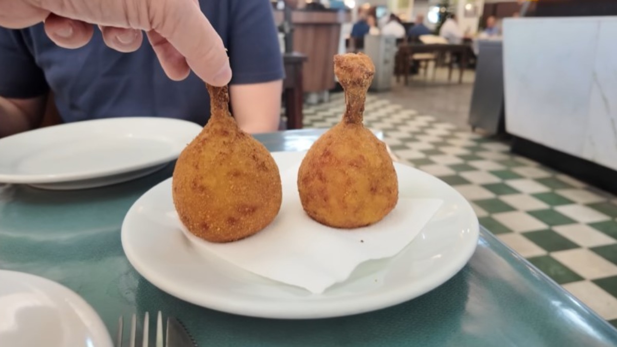 Além das histórias, o Guanabara também é conhecido pela culinária tradicional. O cardápio reúne pratos clássicos como parmegiana, picanha na brasa e feijoada, mas o destaque é a famosa coxa creme, carro-chefe da casa há décadas.