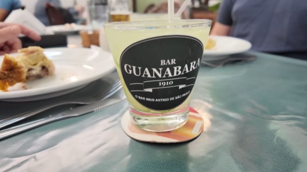 Para acompanhar, há chope bem tirado, sucos naturais e uma seleção de drinks, incluindo opções sem álcool. Um novo capítulo sem perder a essência. Fotos: Reprodução/YT/Pirro Sabores pelo Mundo